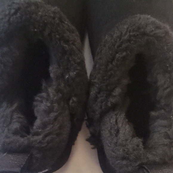 Koolaburra Black Kids Slippers - Picture 4 of 6
